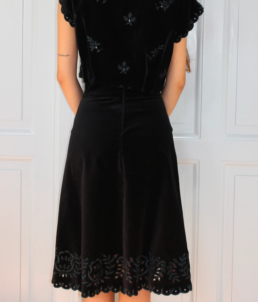 Velvet black embroidered skirt
