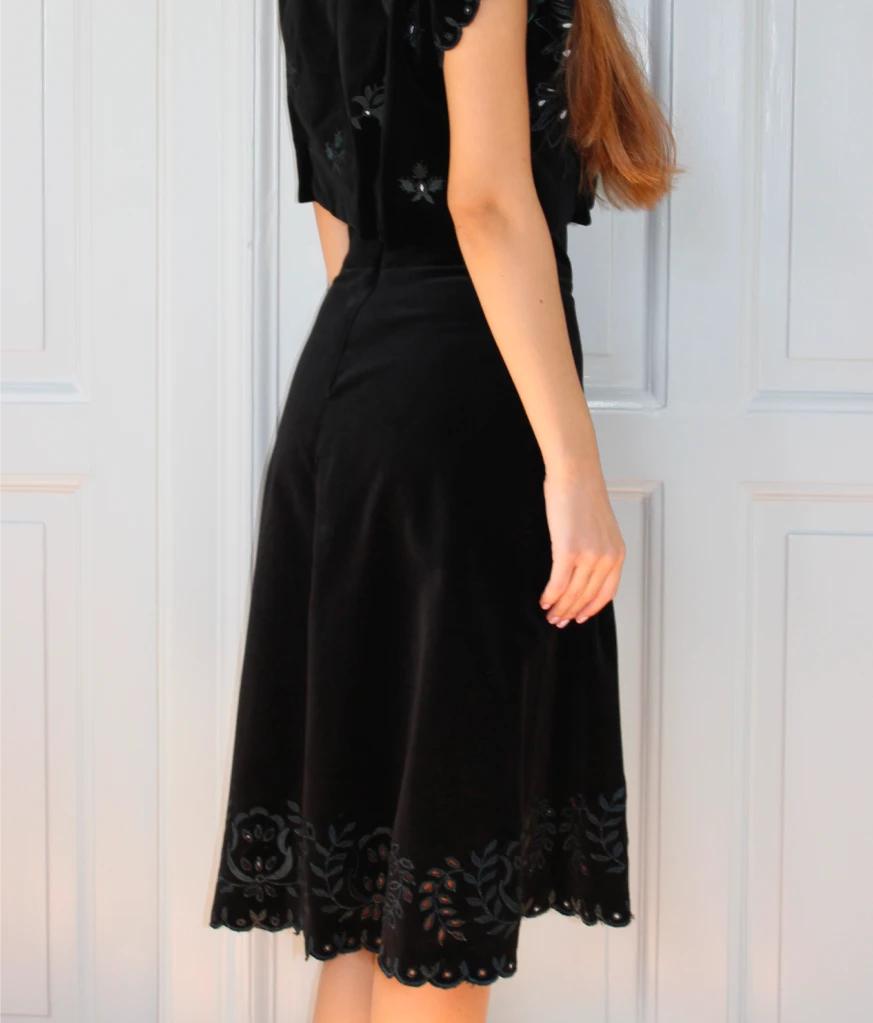 Velvet black embroidered skirt - Image 5