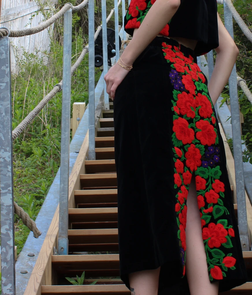Velvet flower embroidered skirt