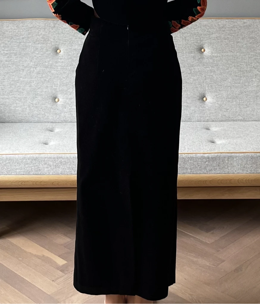 Velvet light red embroidered skirt - Image 4