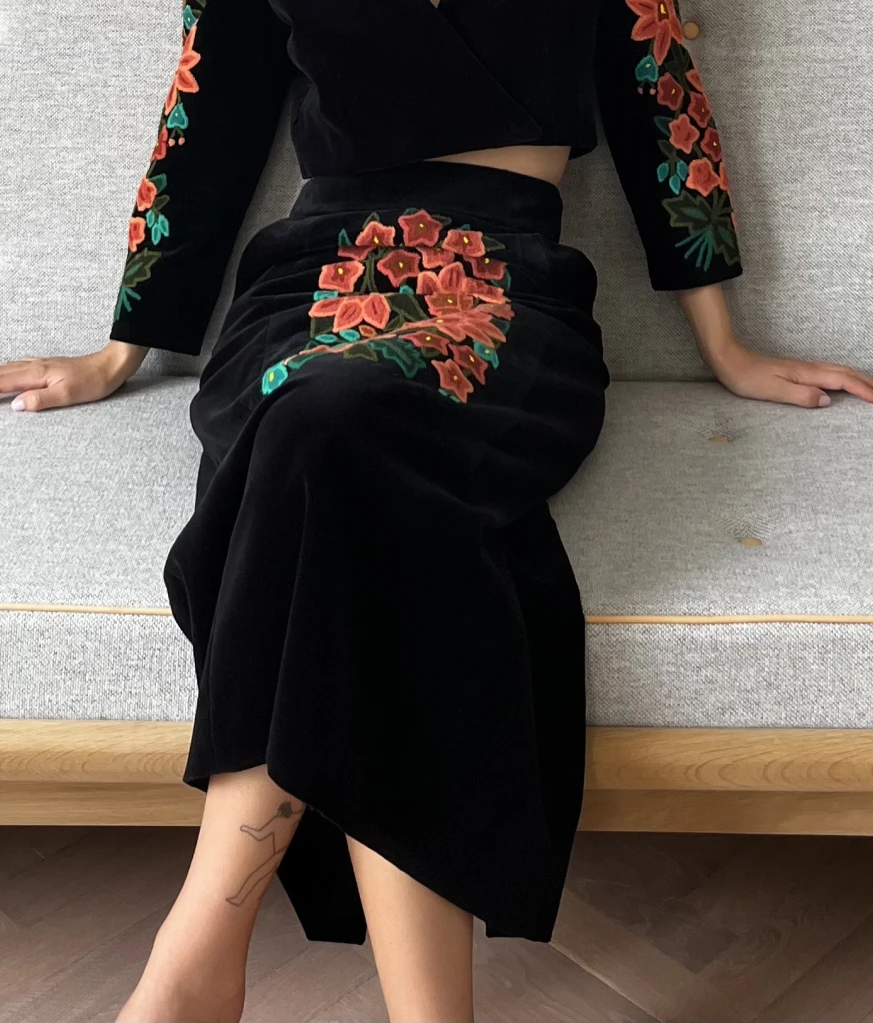 Velvet light red embroidered skirt