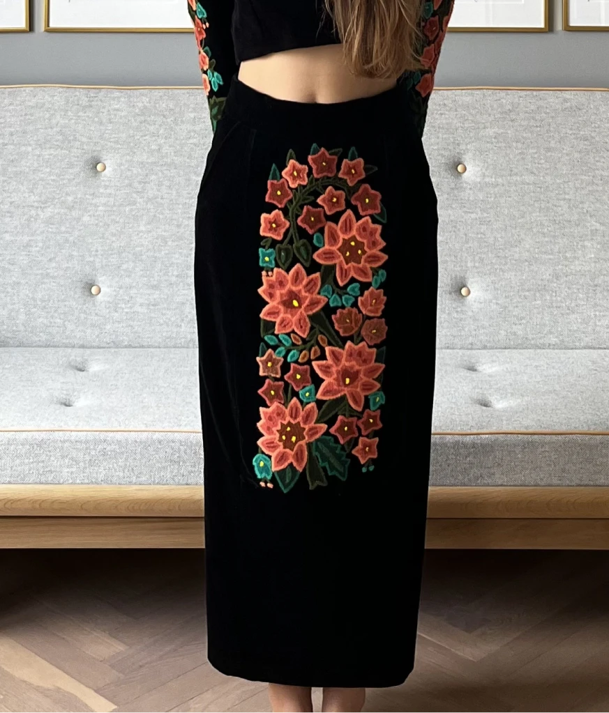 Velvet light red embroidered skirt
