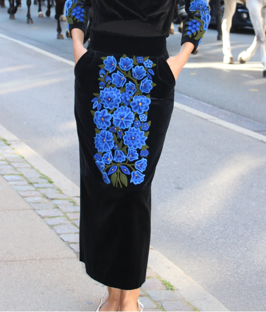 Velvet skirt with blue embroidery - Image 5