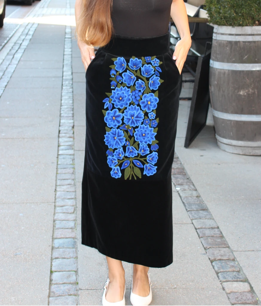 Velvet skirt with blue embroidery - Image 6