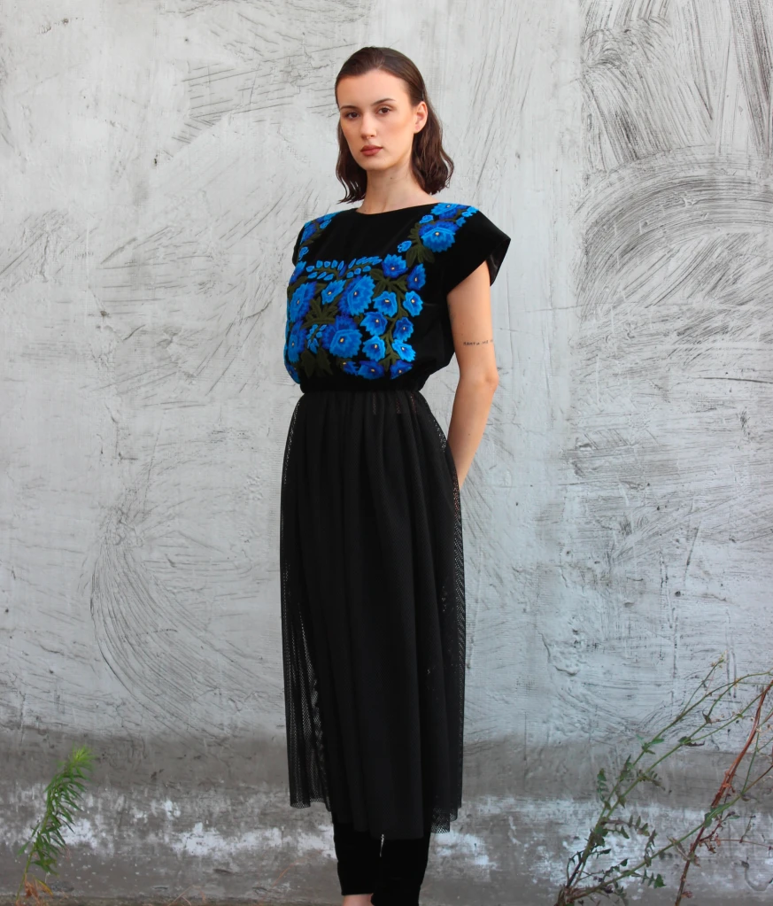 Velvet top with blue embroidery - Image 4