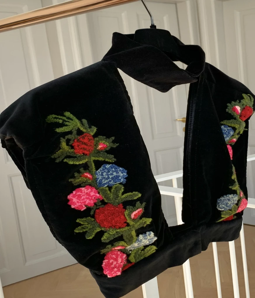 Velvet top with embroidered flowers - Image 4