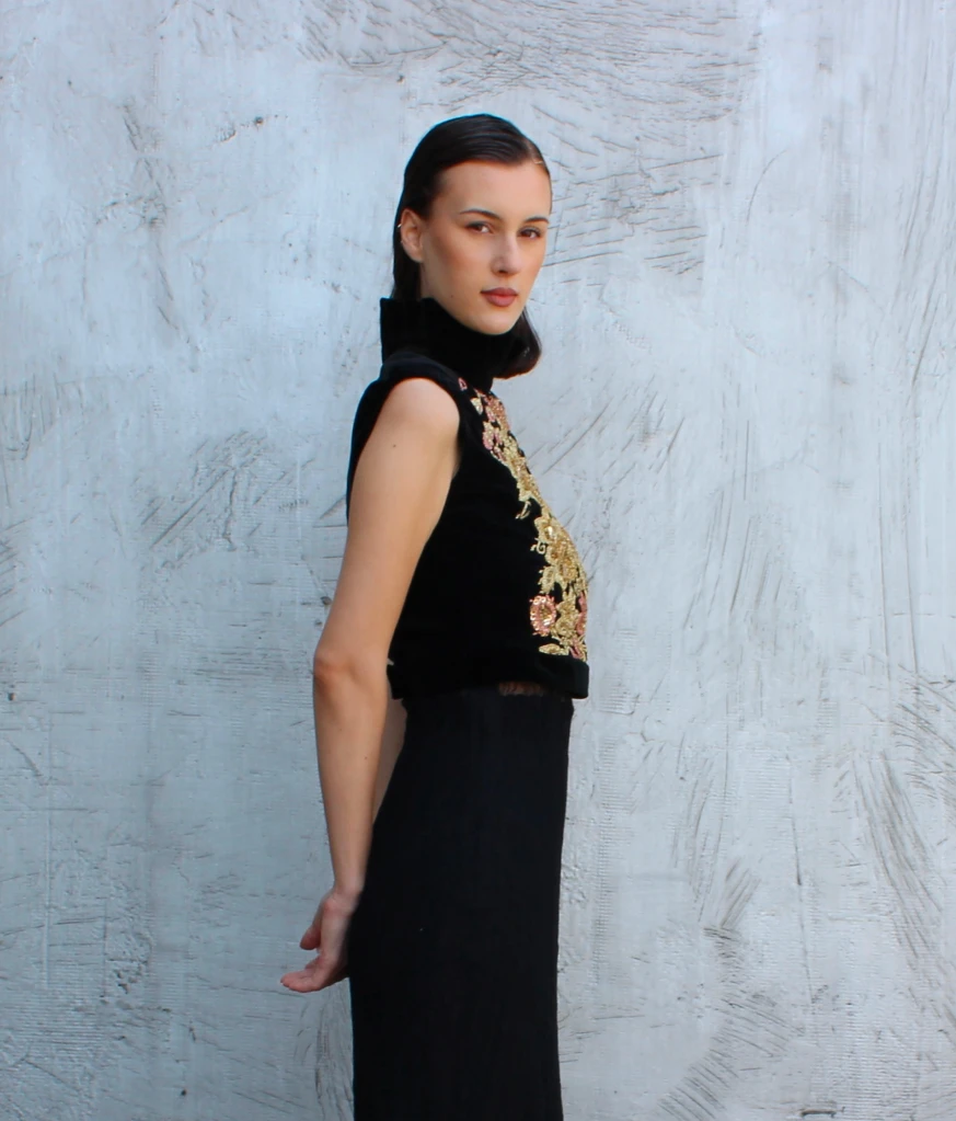 Velvet top with golden embroidery - Image 4