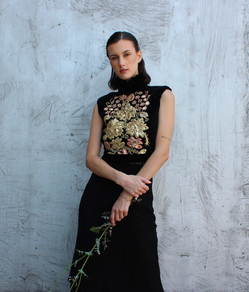 Velvet top with golden embroidery - Image 5