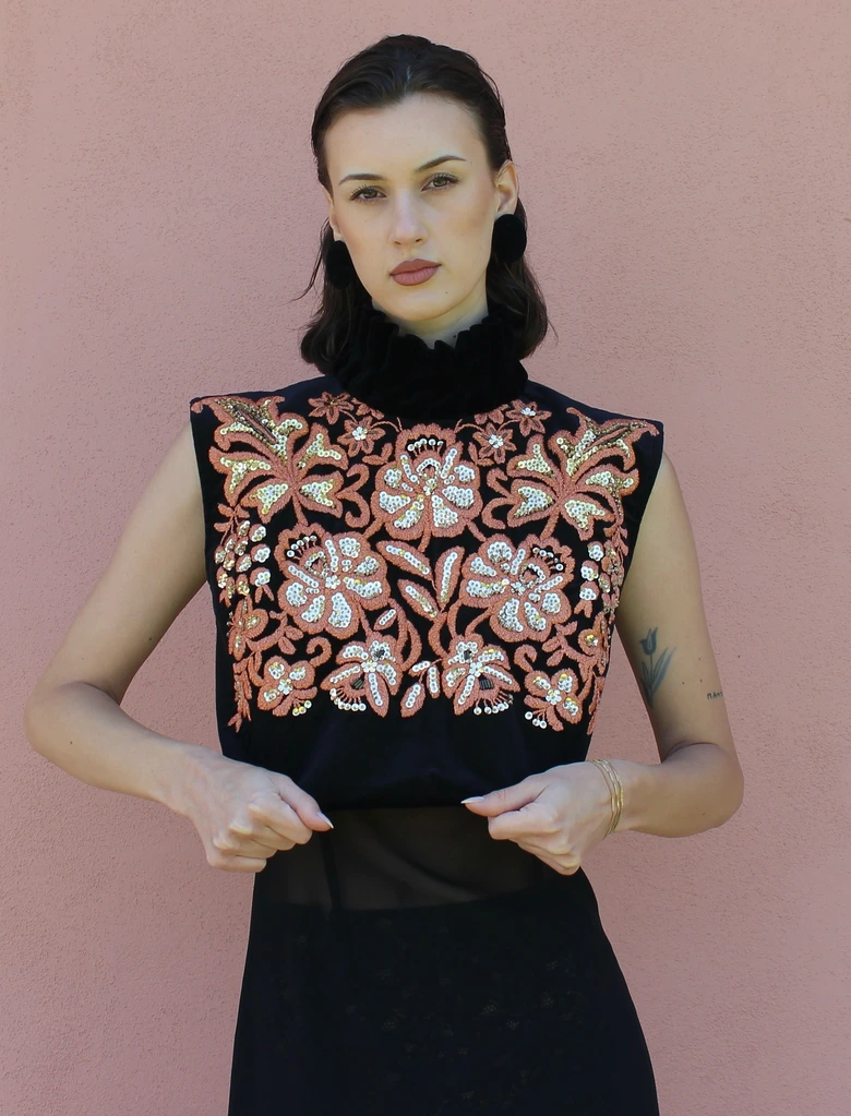 Velvet top with sequins and thread