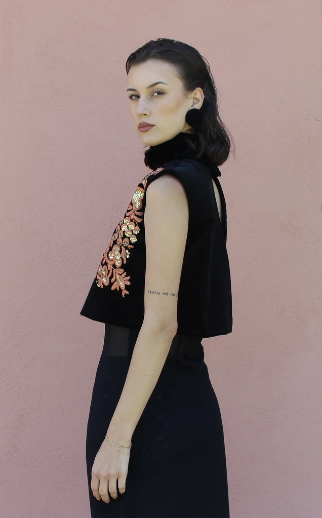 Velvet top with sequins and thread