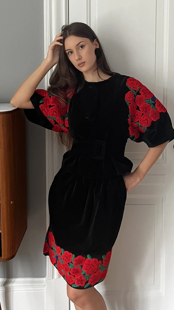 Velvet set with red embroidery - Image 5